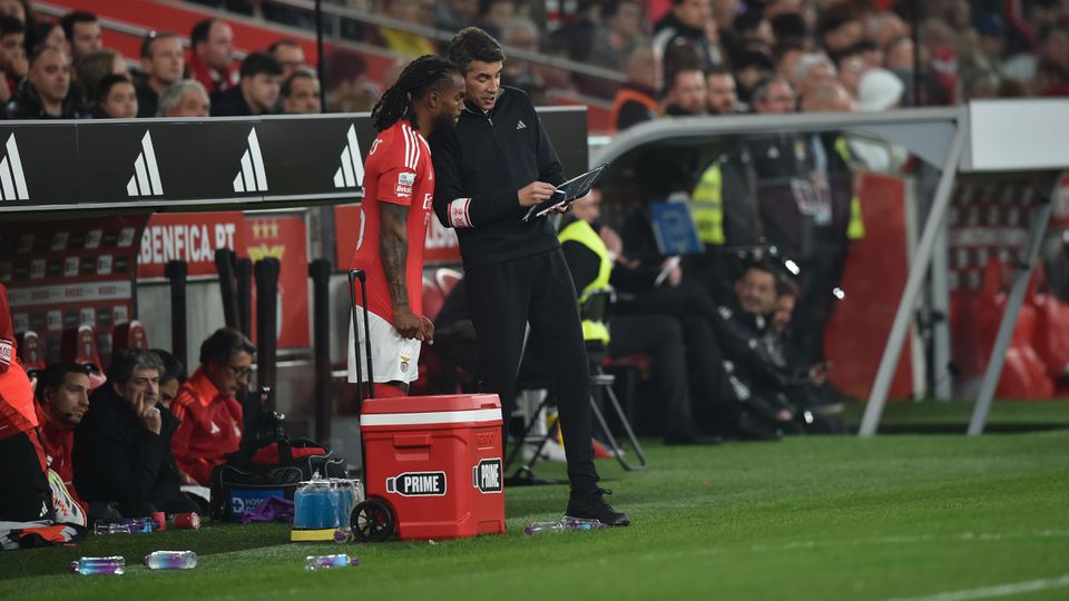 Bruno Lage dá indicações a Renato Sanches durante o Benfica-SC Braga da jornada 17 da Liga 2024/2025(Miguel Nunes)