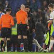 Mikel Arteta, treinador do Arsenal, fala com a equipa de arbitragem