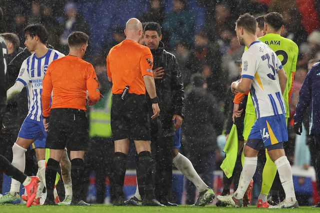 Mikel Arteta, treinador do Arsenal, fala com a equipa de arbitragem