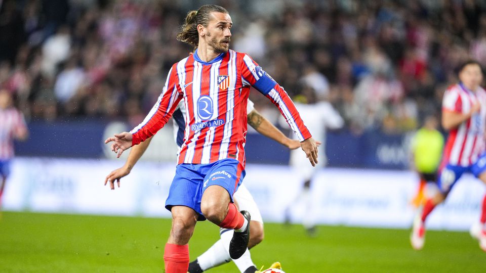 Griezmann em campo com a camisola do Atlético Madrid