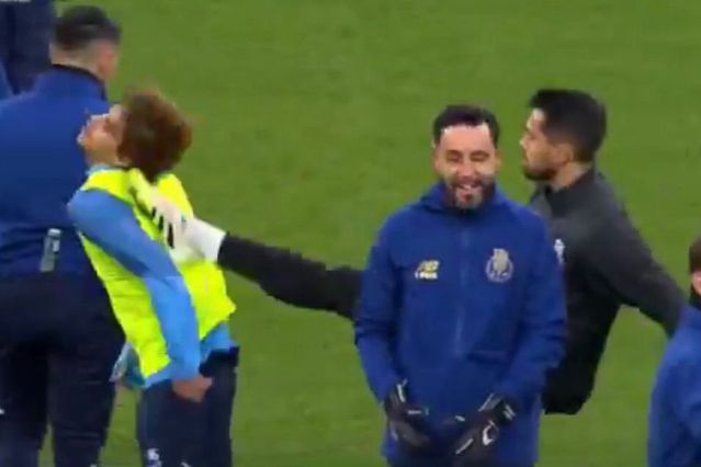 O instante em que Diogo Costa acerta em cheio nas costas de Rodrigo Mora