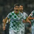 Dinis Pinto, lateral-direito do Moreirense, falha a receção ao Tondela - Foto: A BOLA