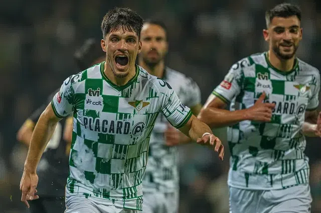 Dinis Pinto, lateral-direito do Moreirense, falha a receção ao Tondela - Foto: A BOLA