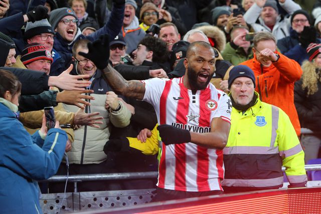 Festa de Igor Thiago com os adeptos do Brentofrd (IMAGO)