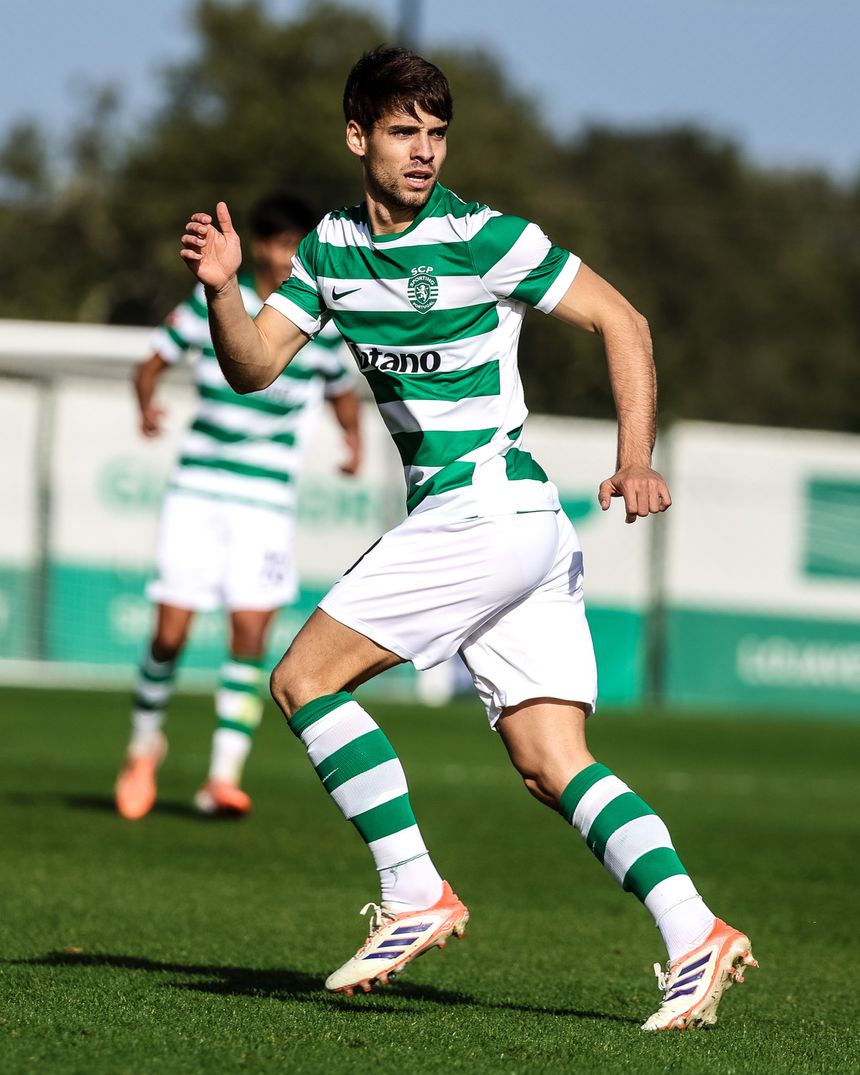 Daniel Bragança em ação no jogo com o Ac. Viseu (1-2) em Alcochete - Foto: SPORTING CP