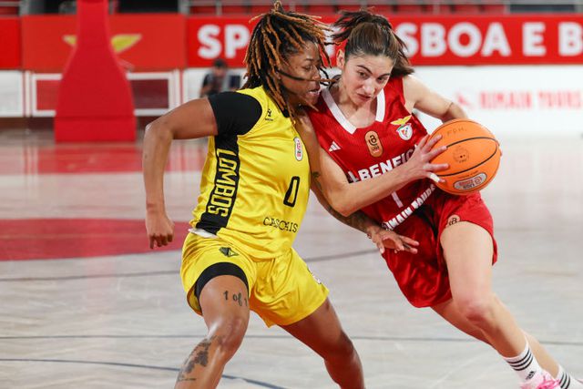 Jasmine Powell tenta travar Inês Faustino, que deu a vitória às águias        Fotografia SL Benfica