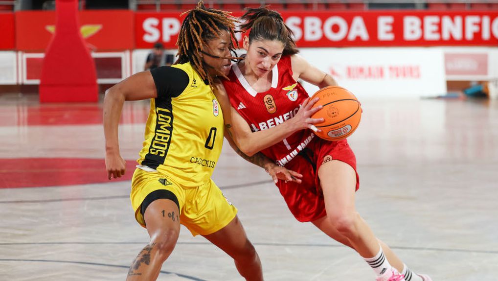 Jasmine Powell tenta travar Inês Faustino, que deu a vitória às águias        Fotografia SL Benfica