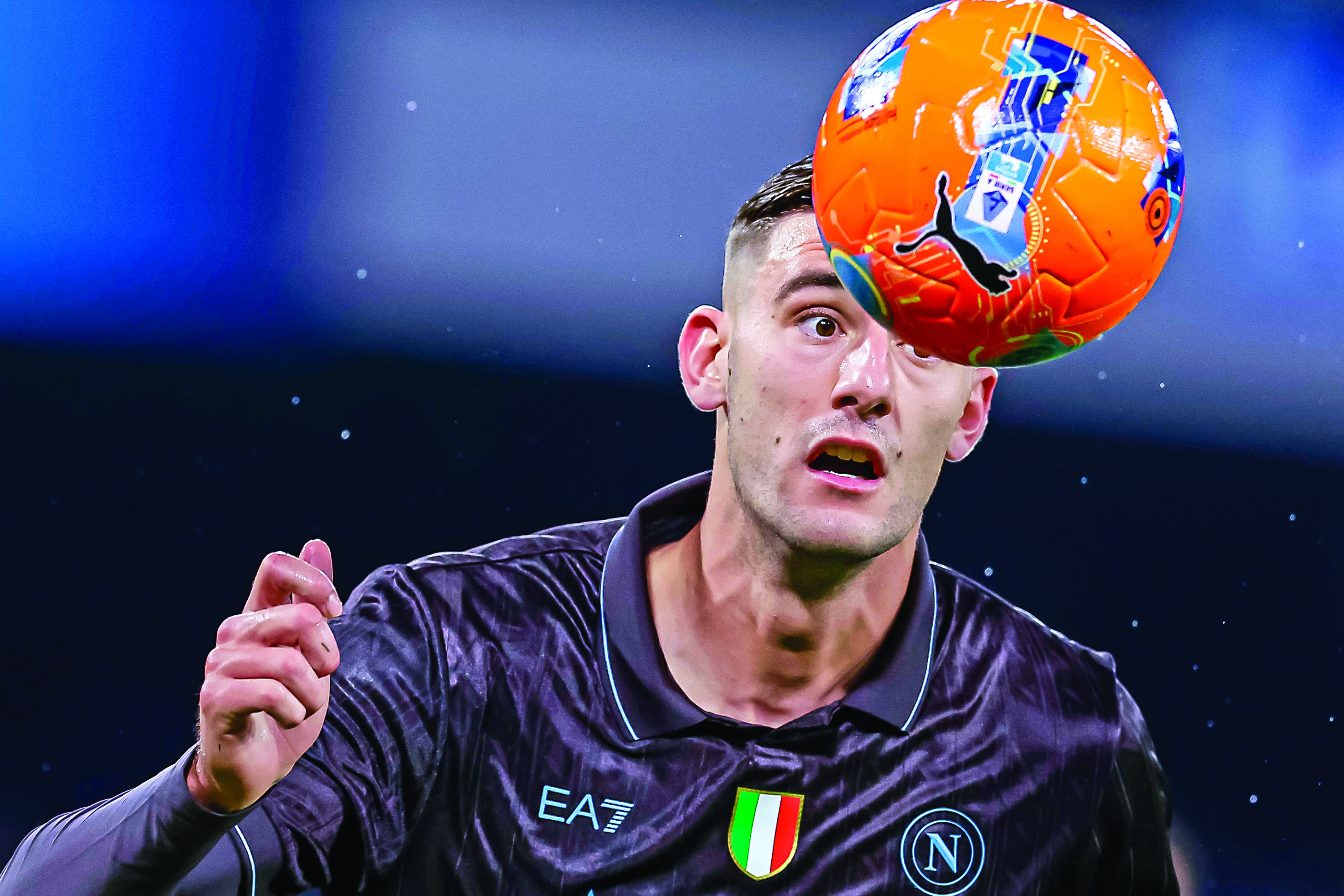 Lorenzo Lucca, 25 anos, 2,01 metros, foi contratado no início da época pelo Nápoles à Udinese, num negócio de €35 milhões — Foto: IMAGO