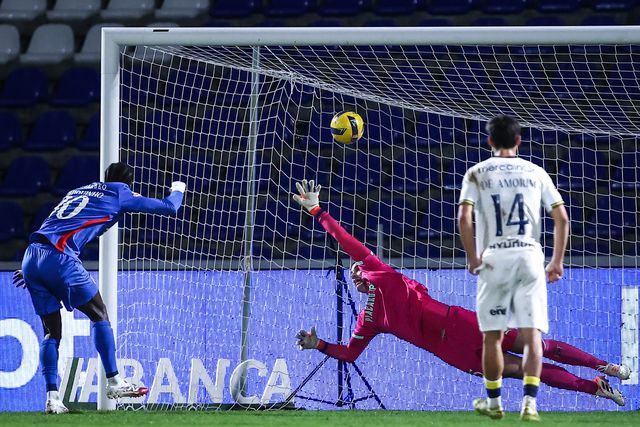 Extremo português dos ribatejanos bateu o guarda-redes montenegrino dos minhotos e os três pontos ficaram em casa - Foto: Rodrigo Antunes/LUSA