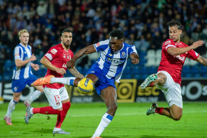 Sidney Lima, à direita, prepara-se para fazer mais um corte providencial - Foto: Eduardo Costa/LUSA