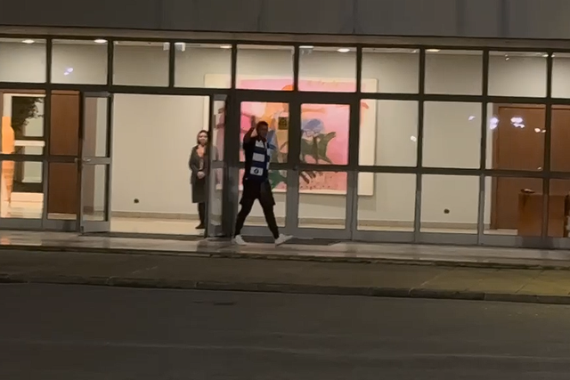 FC Porto: Thiago Silva acena à saída do Aeroporto Francisco Sá Carneiro (vídeo)