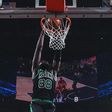 Afundanço de Neemias Queta contra os LA Clippers. Foto X/Boston Celtics