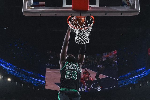Afundanço de Neemias Queta contra os LA Clippers. Foto X/Boston Celtics