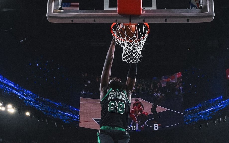 Afundanço de Neemias Queta contra os LA Clippers. Foto X/Boston Celtics