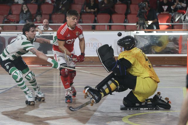 Diogo Rafael tenta bater Xano Edo no dérbi Benfica-Sporting da 11.ª jornada do Nacional de hóquei em patins (FPP)