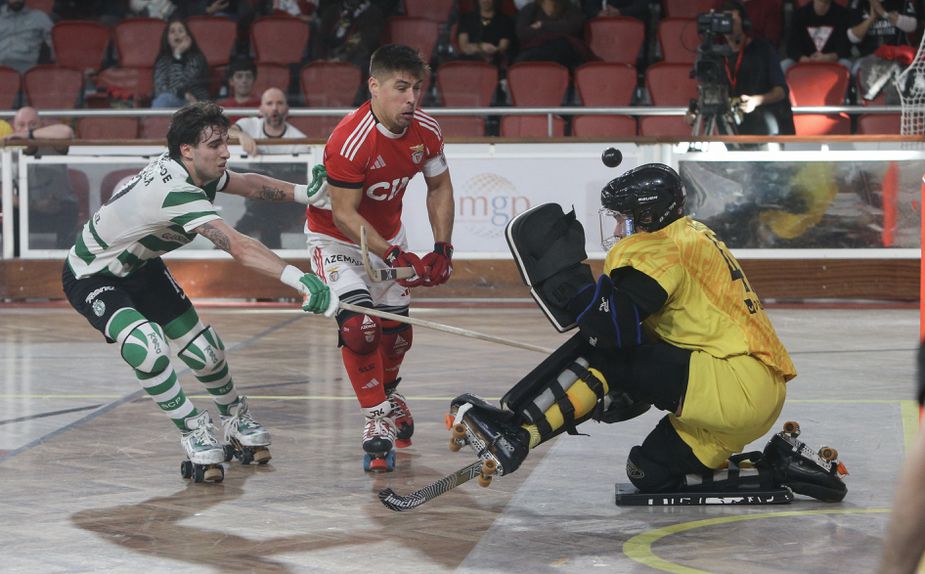 Diogo Rafael tenta bater Xano Edo no dérbi Benfica-Sporting da 11.ª jornada do Nacional de hóquei em patins (FPP)