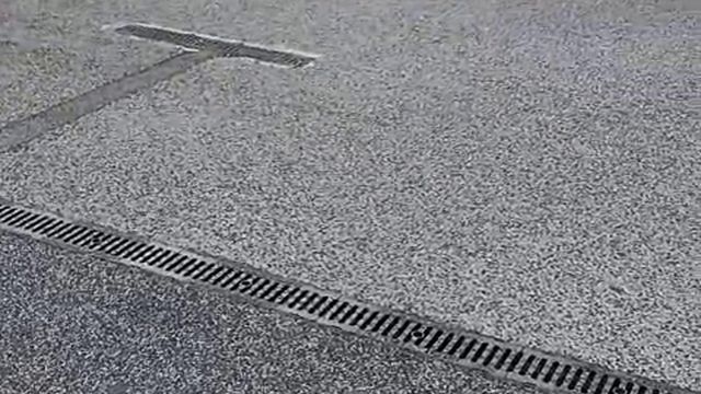 Romaria tranquila junto à estátua de Eusébio