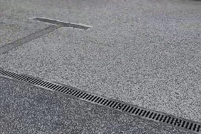 Romaria tranquila junto à estátua de Eusébio