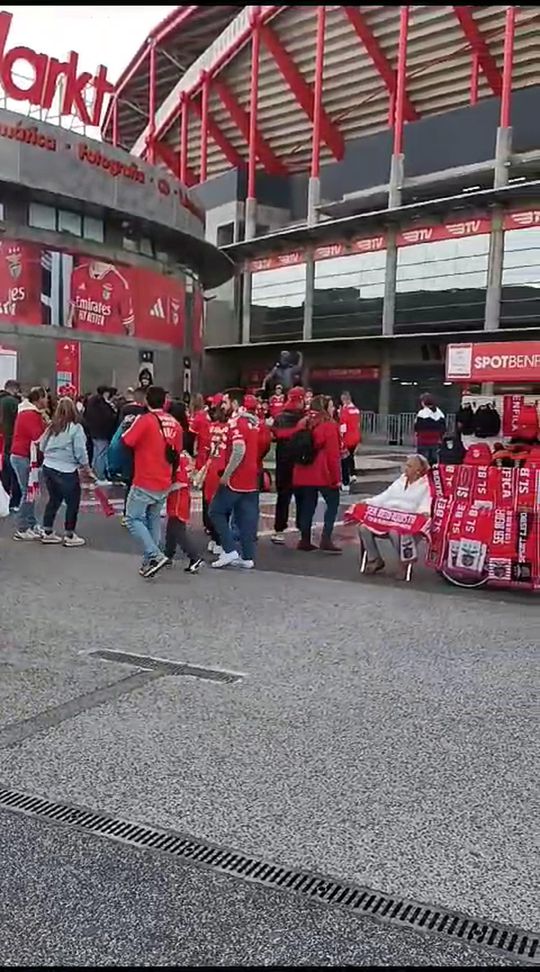 Romaria tranquila junto à estátua de Eusébio