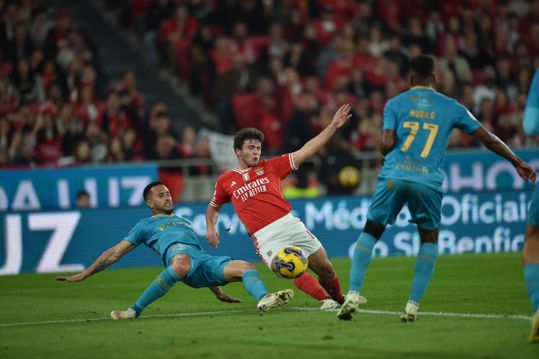 Vídeo: grande trabalho de João Neves para o 2-0 na Luz