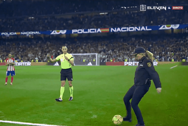 Vídeo: Polícia Nacional homenageada antes do dérbi de Madrid