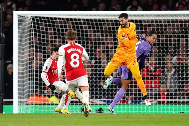 Incrível: Van Dijk e Alisson não se entendem e Martinelli aproveita (vídeo)