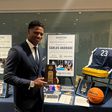 Ex-internacional Carlos Andrade no Hall of Fame da Universidade de Queens de Charlotte