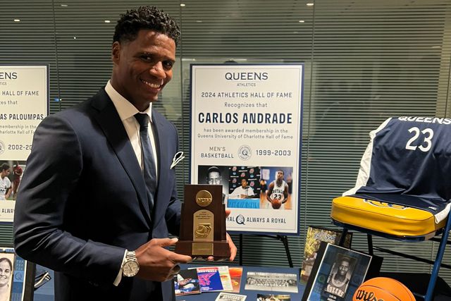 Ex-internacional Carlos Andrade no Hall of Fame da Universidade de Queens de Charlotte