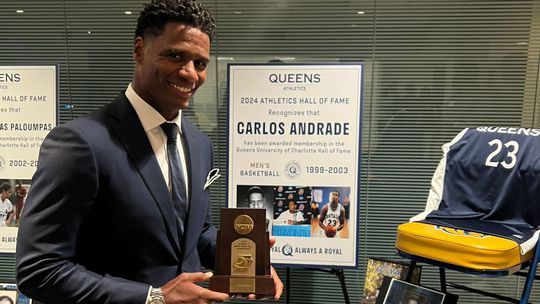 Ex-internacional Carlos Andrade no Hall of Fame da Universidade de Queens de Charlotte