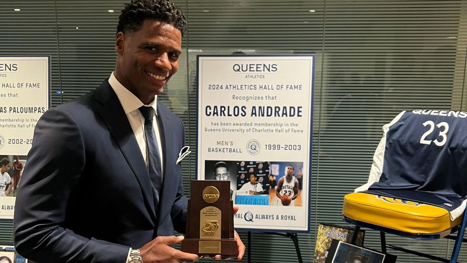 Ex-internacional Carlos Andrade no Hall of Fame da Universidade de Queens de Charlotte