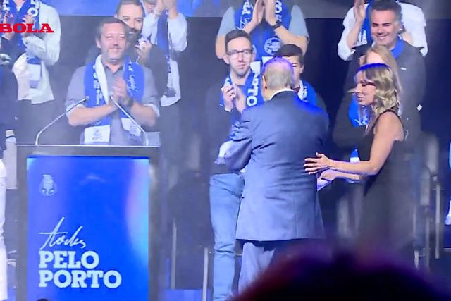 A chegada de Pinto da Costa ao púlpito do Coliseu