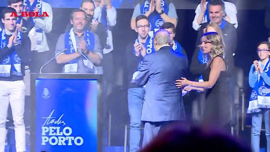 A chegada de Pinto da Costa ao púlpito do Coliseu