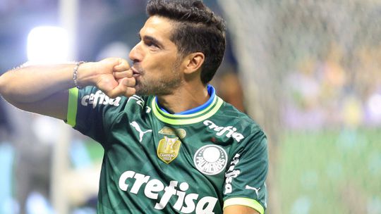 Palmeiras vence e assume liderança do Paulistão