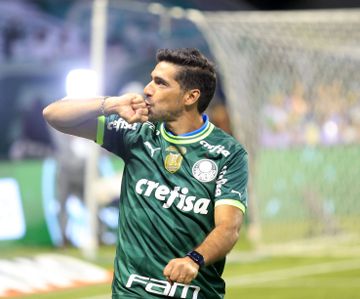 Palmeiras vence e assume liderança do Paulistão