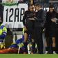 Arthur Cabral ouve instruções de Bruno Lage antes de entrar no jogo com o Estrela da Amadora na Reboleira