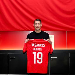Andrea Belotti, avançado italiano ex-Como, segura a camisola do Benfica com o número 19