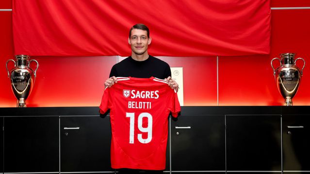 Andrea Belotti, avançado italiano ex-Como, segura a camisola do Benfica com o número 19