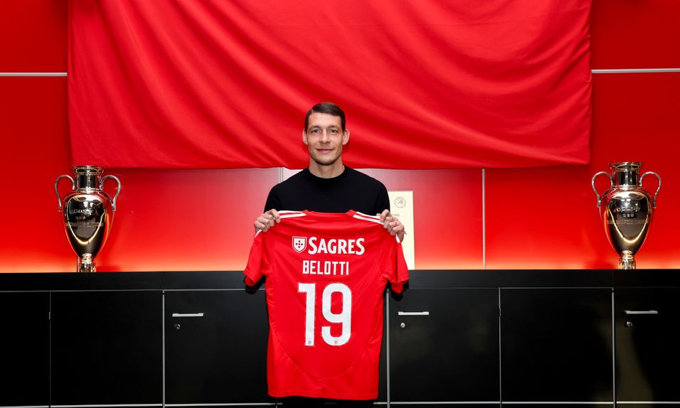 Andrea Belotti, avançado italiano ex-Como, segura a camisola do Benfica com o número 19