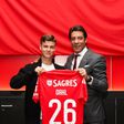 Samuel Dahl, 21 anos, com Rui Costa, depois de assinar contrato com o Benfica