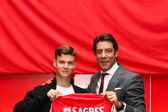 Samuel Dahl, 21 anos, com Rui Costa, depois de assinar contrato com o Benfica