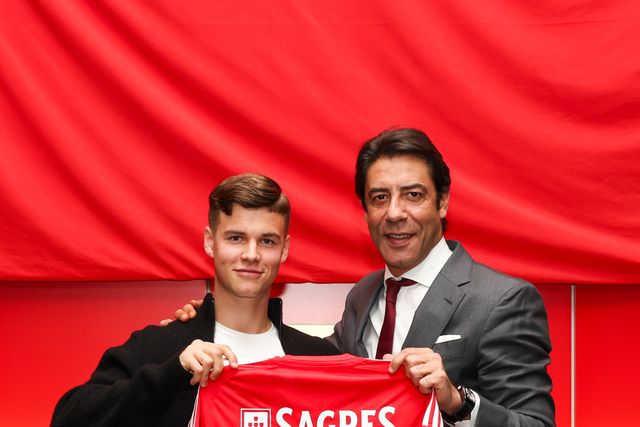 Samuel Dahl, 21 anos, com Rui Costa, depois de assinar contrato com o Benfica