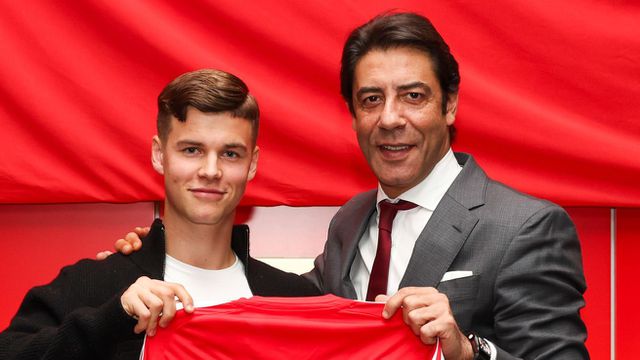 Samuel Dahl, 21 anos, com Rui Costa, depois de assinar contrato com o Benfica