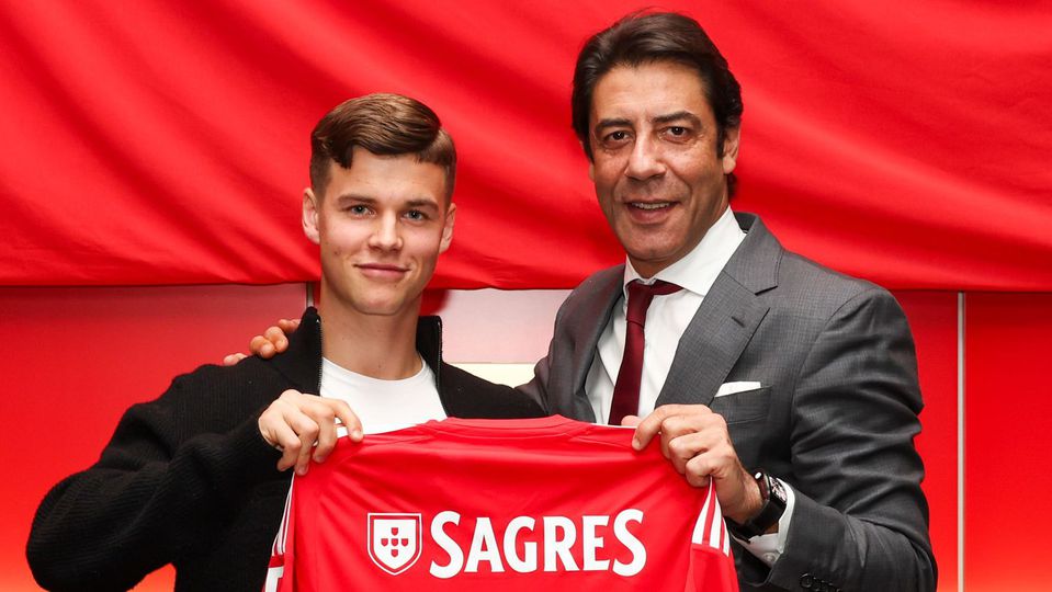 Samuel Dahl, 21 anos, com Rui Costa, depois de assinar contrato com o Benfica