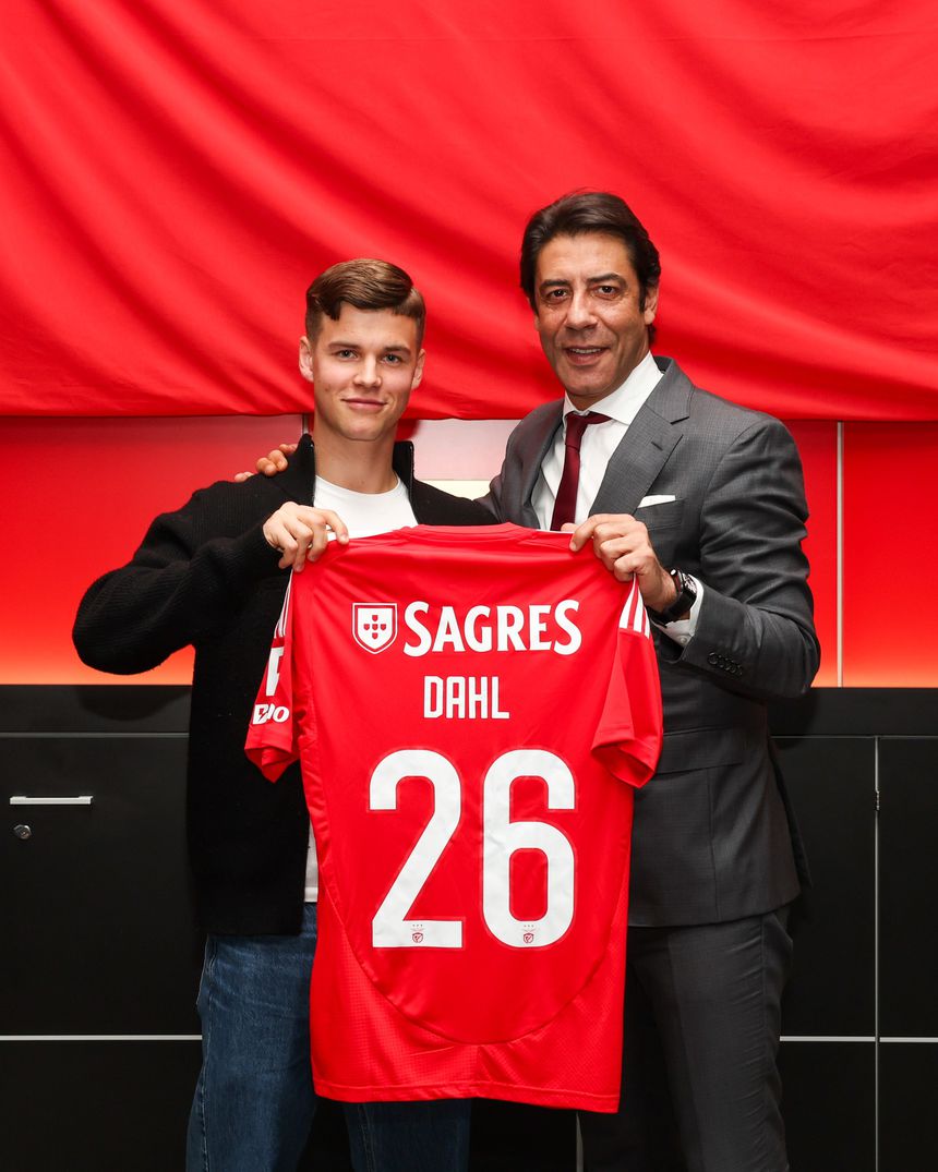 Samuel Dahl, 21 anos, com Rui Costa, depois de assinar contrato com o Benfica