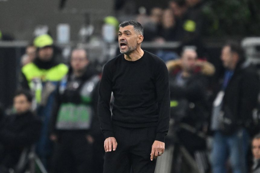 José Mourinho, treinador do Milan (que nesta noite de quarta-feira, 5 de fevereiro, recebe a Roma para a Taça de Itália), dá, junto ao banco, instruções para o relvado durante o dérbi de domingo último frente ao Inter