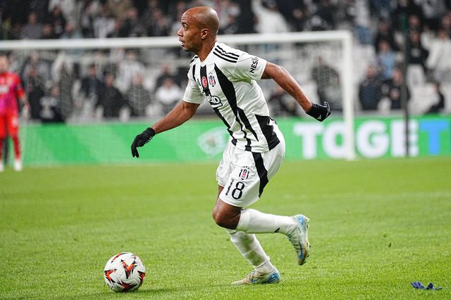 João Mário conduz a bola ao serviço do Besiktas