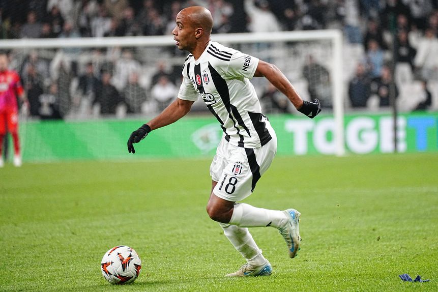 João Mário conduz a bola ao serviço do Besiktas