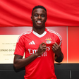 Bruma, com a camisola do Benfica vestida, exibe o símbolo