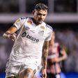 Tiquinho Soares em ação pelo Santos
