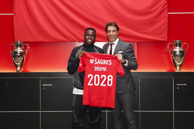 Bruma, na imagem com Rui Costa e com a camisola com o seu nome e o número 2028, ano do final do contrato, foi adquirido no último dia do mercado de inverno pelo Benfica ao SC Braga